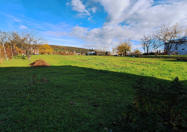 Na predaj pozemok o rozlohe 1 449 m² so záhradou a studňou v Humennom