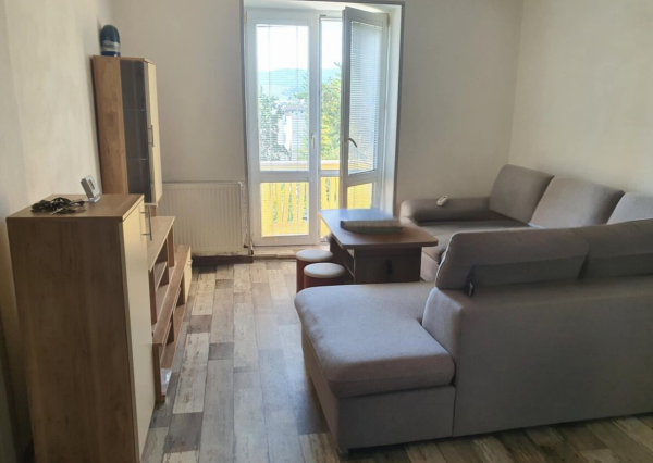 Prenájom plne zariadeného 2,5-izbového bytu v centre SNV