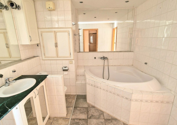 Na predaj: Nadštandardne veľký 3-izbový byt s loggiou – Košice, KVP, Hemerkova ulica