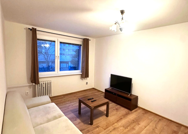 Priestranný 2i byt v Dúbravke!