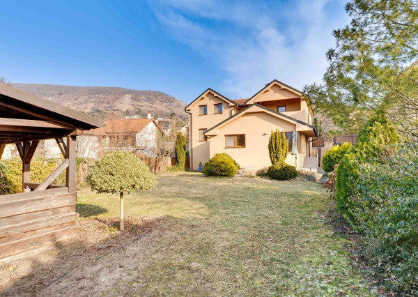 REZIDENCIA V DEVÍNE: 495 M2 PRE LUXUSNÉ BÝVANIE A PODNIKANIE