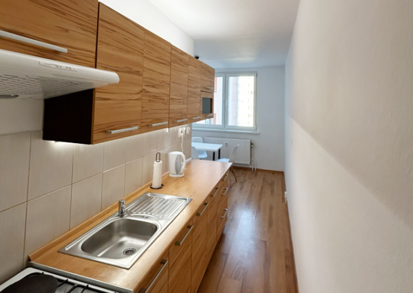 Prenájom: Priestranný 2-izbový byt s výhľadom a kompletným vybavením!