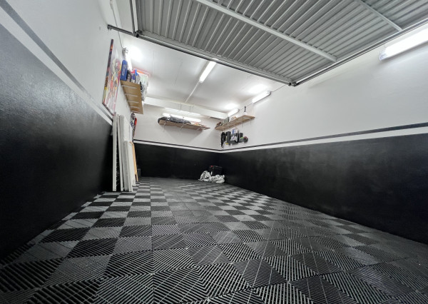 PREDAJ: Podzemná garáž - TOP stav - Dúbravka