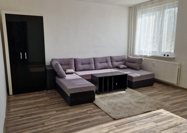 Na predaj 3 - izb. byt na sídl. 1.Mája blok G vo Vranove nad Topľou.