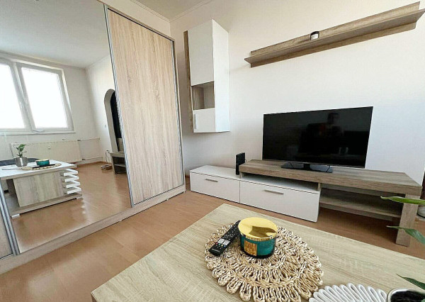 PRENÁJOM: Moderný 1-izbový byt s presklenou loggiou – ul. M. Rázusa