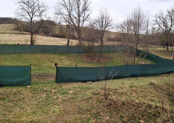 Na predaj oplotený pozemok - 615 m² v obci Prosačov – ideálny na rekreáciu alebo záhradkárčenie.
