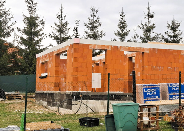 Na predaj rodinný dom vo výstavbe s priestranným pozemkom o rozlohe 1 850 m² v obci Prosačov.
