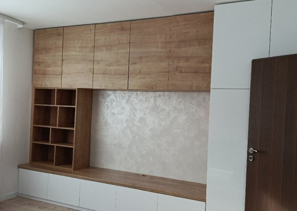 Priestranný 4-izbový byt s krásnym výhľadom a loggiou.