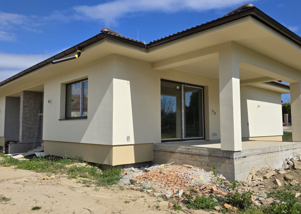 EXKLUZÍVNE: Moderná novostavba s terasou - Veľké Ludince