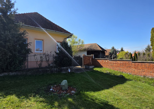 Zrekonštruovaný rodinný dom s veľkým pozemkom – Čaradice