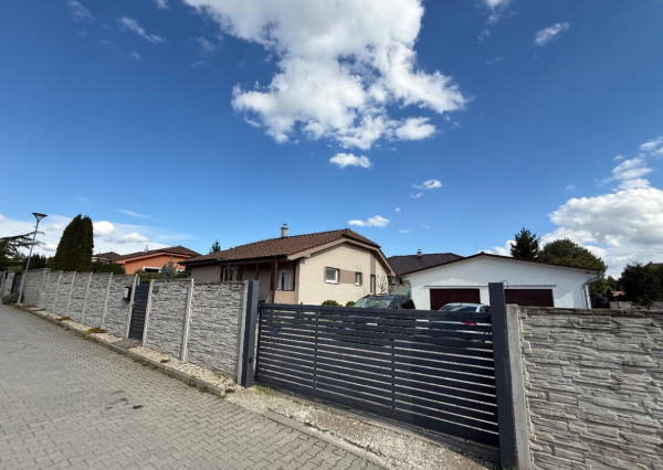 Moderný rodinný dom s bazénom a veľkou garážou