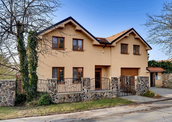 PREDAJ NADŠTANDARDNÝ DOM, 7 IZIEB, 4 KÚPEĽNE, ZÁHRADA, GARÁŽ