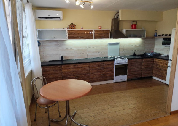 PONUKA PRENÁJMU: Kompletne zariadený 3-izbový byt.