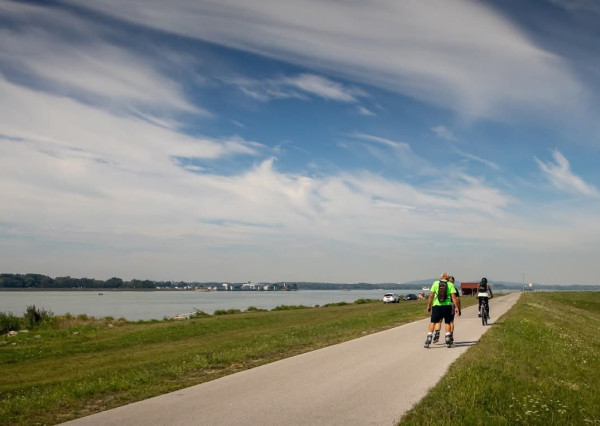 NOVÝ 3 izb. byt s terasou a parkovaním 35 km od Bratislavy