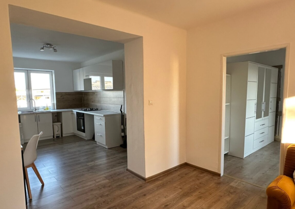 Slnečný 2-izbový byt s balkónom a parkovaním – Nové Zámky