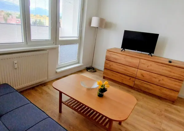 1-izbový moderný byt s výhľadom na hory uprostred zelene.