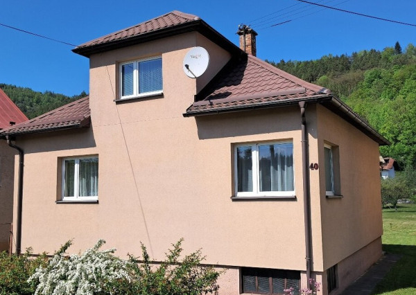 Na predaj rodinný dom s rozľahlým pozemkom v Považskom Chlmci