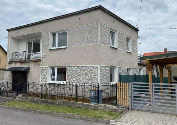 Rodinný dom na predaj s garážou, terasou – Handlová