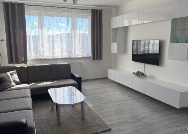 🏡 Na prenájom priestranný 3-izbový byt – Vazecka 12