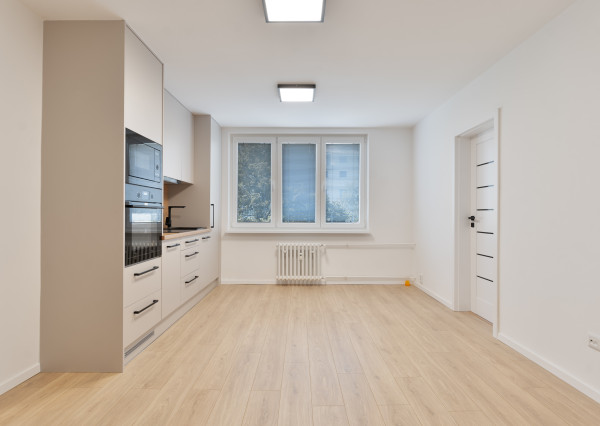Menší kompletne zrekonštruovaný 3i byt + balkón + pivnica | Výhľad na zeleň zo všetkých izieb
