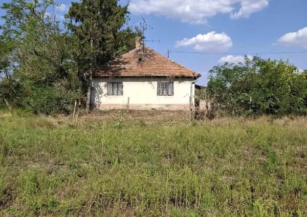 Pozemok s domom na samote s potenciálom farmy pri Komárne