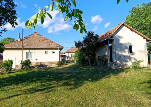 Na predaj udržiavaný rodinný dom s letnou kuchyňou v obci Svodín