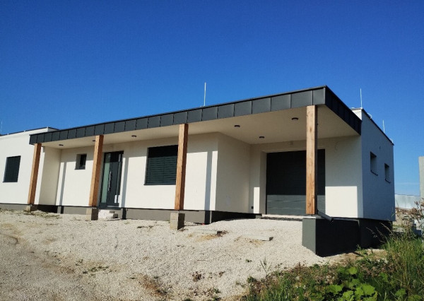 Moderný 4-izbový bungalov v obci Poluvsie iba kúsok od Žiliny.