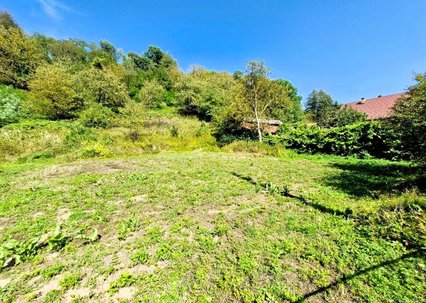 POZEMOK V OBJATÍ PRÍRODY – 1 348 m², JUŽNÁ ORIENTÁCIA, SÚKROMIE A DOMAŠA NA DOSAH