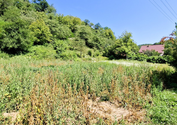POZEMOK V OBJATÍ PRÍRODY – 1 348 m², JUŽNÁ ORIENTÁCIA, SÚKROMIE A DOMAŠA NA DOSAH