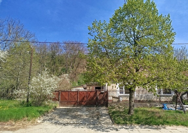 Starší rodinný dom 4 izbový za dobrú cenu v obci Modrany