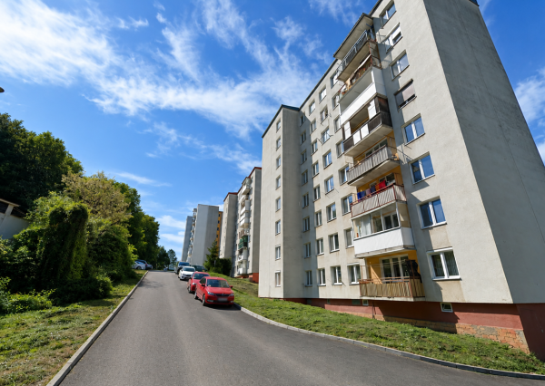 Na predaj čiastočne zrekonštruovaný 3 - izbový na sídlisku 1.mája vo Vranove nad Topľou.