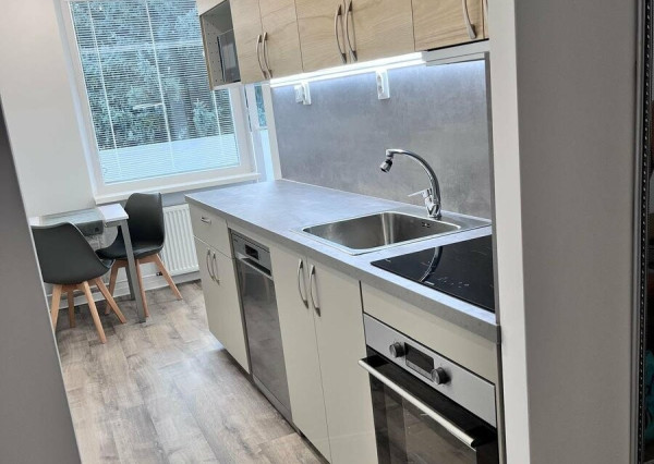 Kompletne prerobený 2-izbový byt s lodžiou - v centre mesta