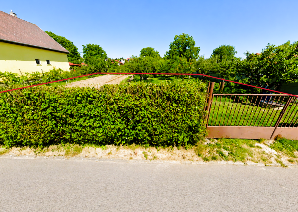 STAVEBNÝ POZEMOK 799 m² V LOMNICI – KOMPLETNÉ SIETE, VODA, KANALIZÁCIA, ELEKTRINA, STUDŇA