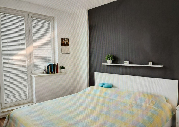 Prenájom: moderný 3-izbový byt s balkónom a garážovým státím.