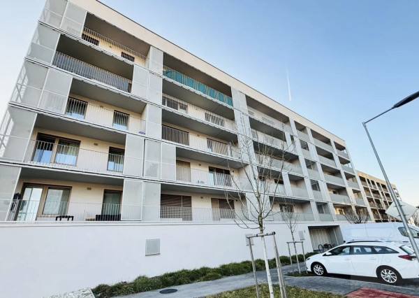 Moderný 2-izbový byt s 11 m² loggiou a parkovaním – BORY