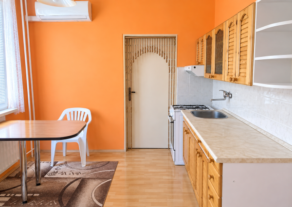 Priestranný 3-izbový byt s balkónom a skvelým potenciálom – Šurany (75,4 m²)