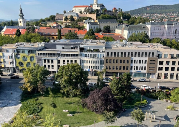 Bývanie v srdci Nitry - priestranný 2-izbový byt s terasou a garážovým státím