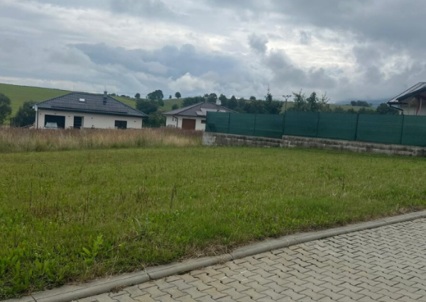 Stavebný pozemok so všetkými IS v súkromnej ulici – Višňové