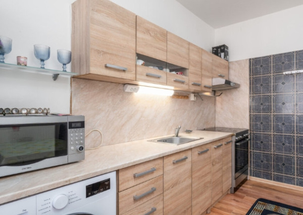 NA PREDAJ: Zrekonštruovaný 3-izbový byt s balkónom