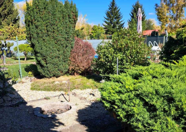 Záhrada s murovanou chatkou, terasou a vírivkou