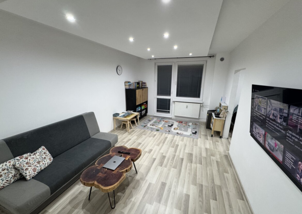 Na predaj 2-izbový byt s 3 balkónmi a šatníkom